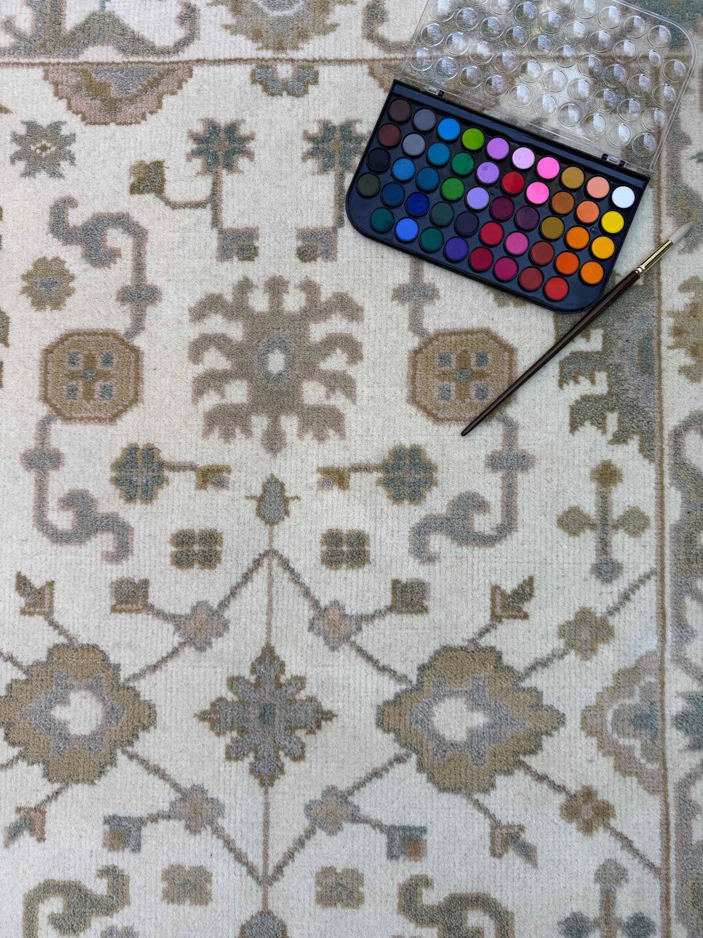 4x6 ft Handmade Ushak Rug: Modern Bohemian Wool Carpet