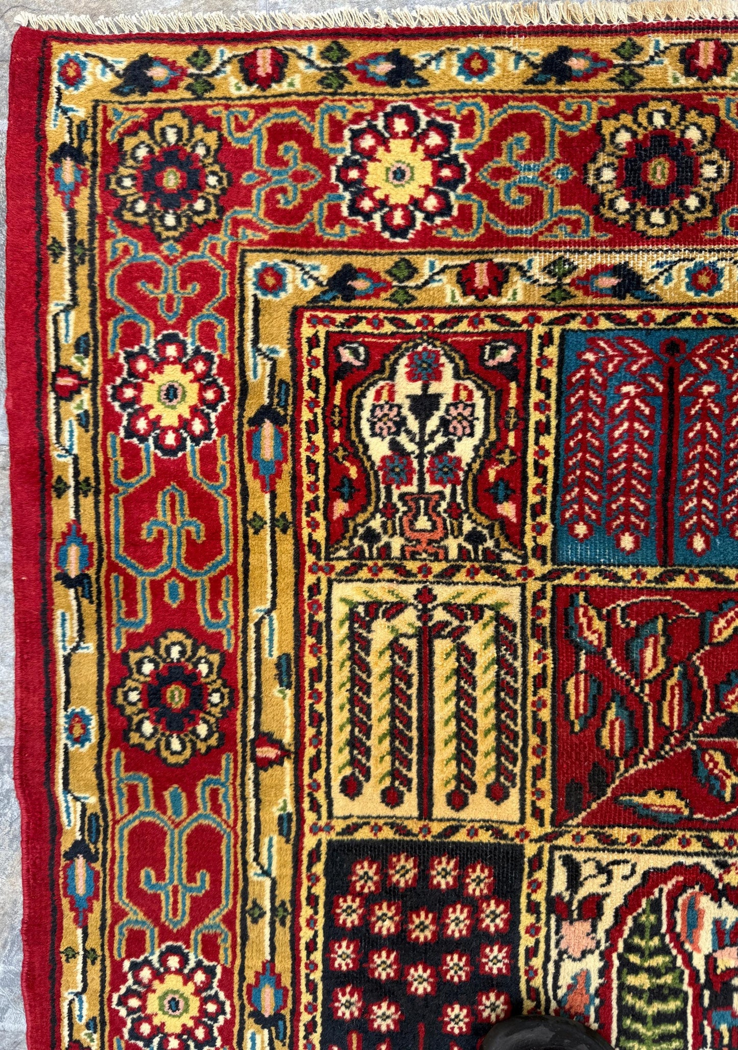 4x6 ft Vintage Baghtiyaar Pictorial Rug: Hand-Knotted Wool Oriental Carpet