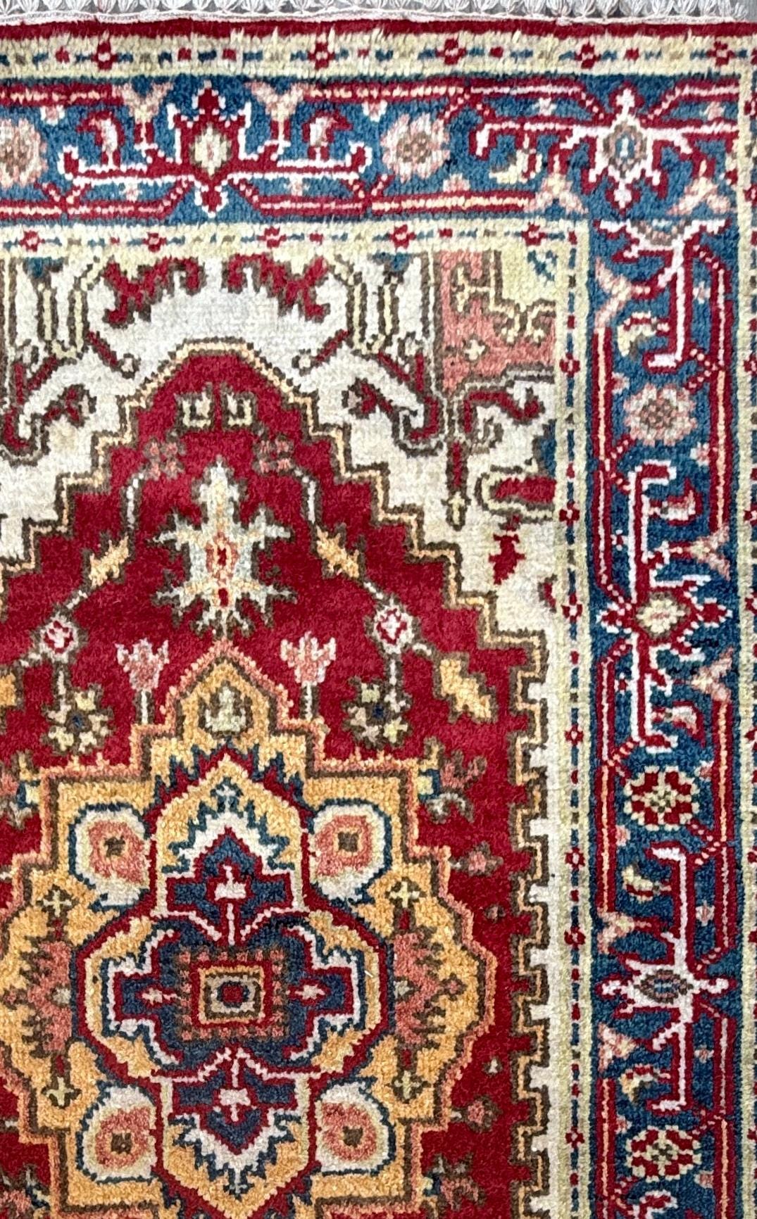 3x5 ft Handmade Wool Heriz Rug: Vibrant Oriental Carpet