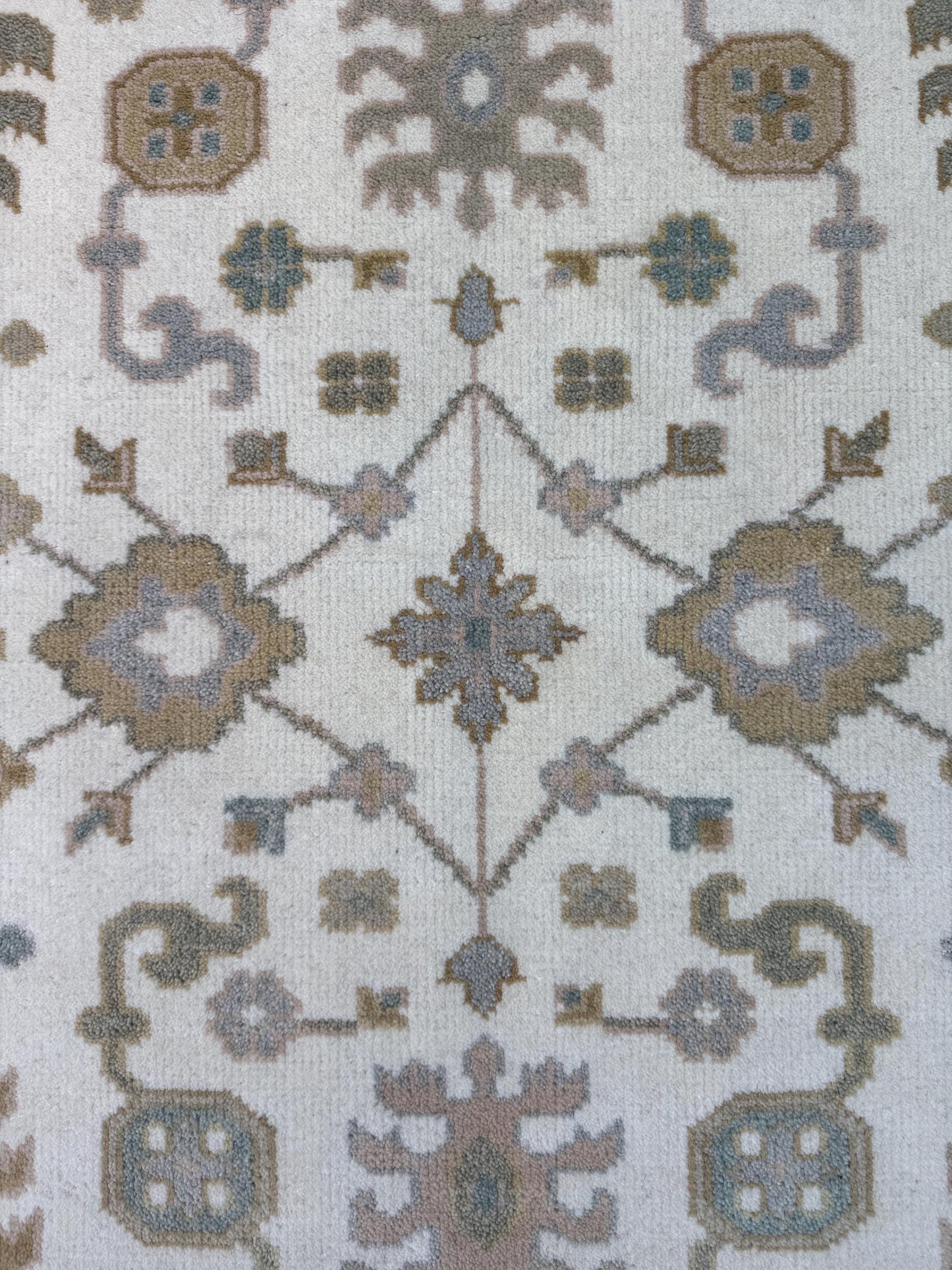 4x6 ft Handmade Ushak Rug: Modern Bohemian Wool Carpet