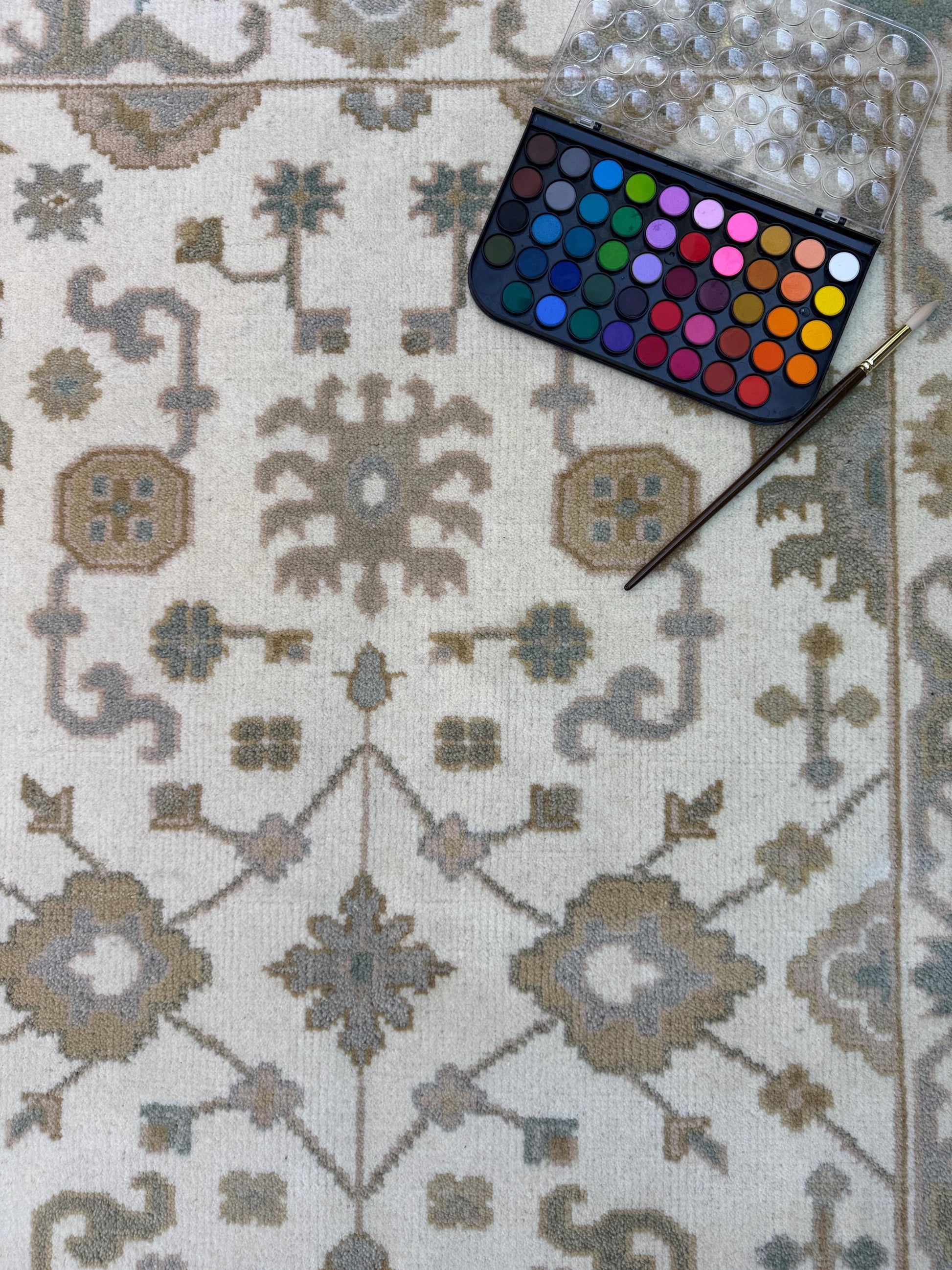 4x6 ft Handmade Ushak Rug: Modern Bohemian Wool Carpet