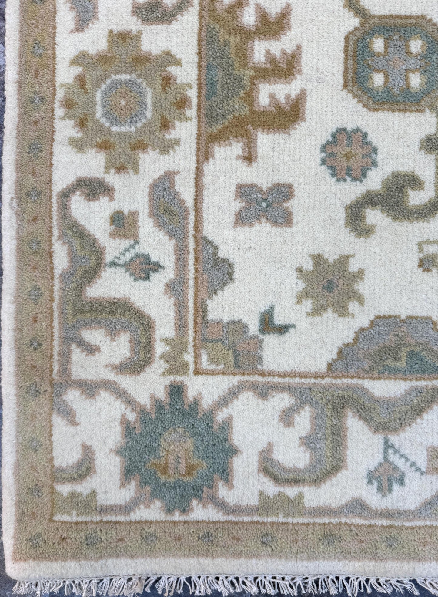4x6 ft Handmade Ushak Rug: Modern Bohemian Wool Carpet