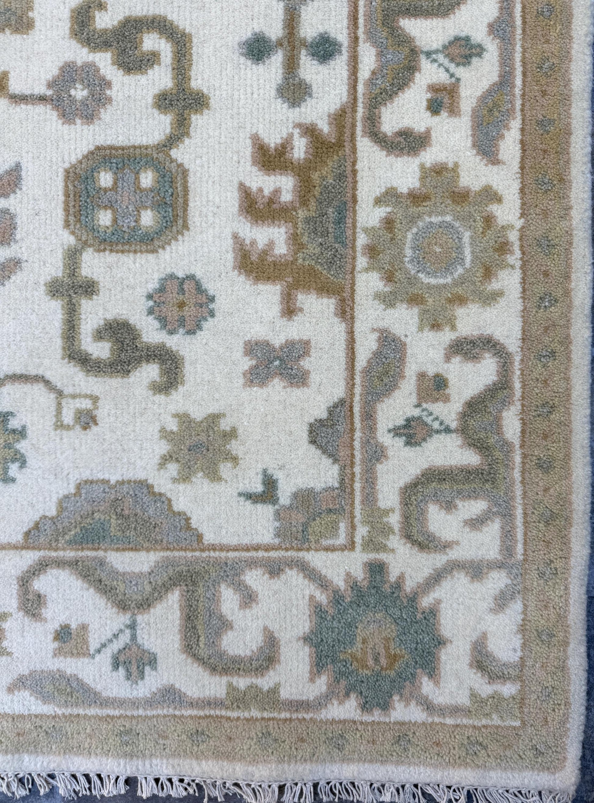 4x6 ft Handmade Ushak Rug: Modern Bohemian Wool Carpet
