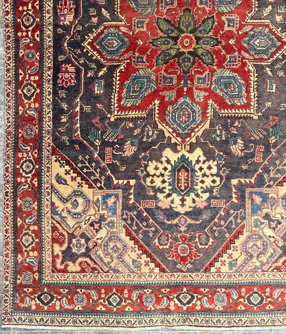 10x7 ft Vintage Heriz Wool Rug: Hand-Knotted Tribal Carpet