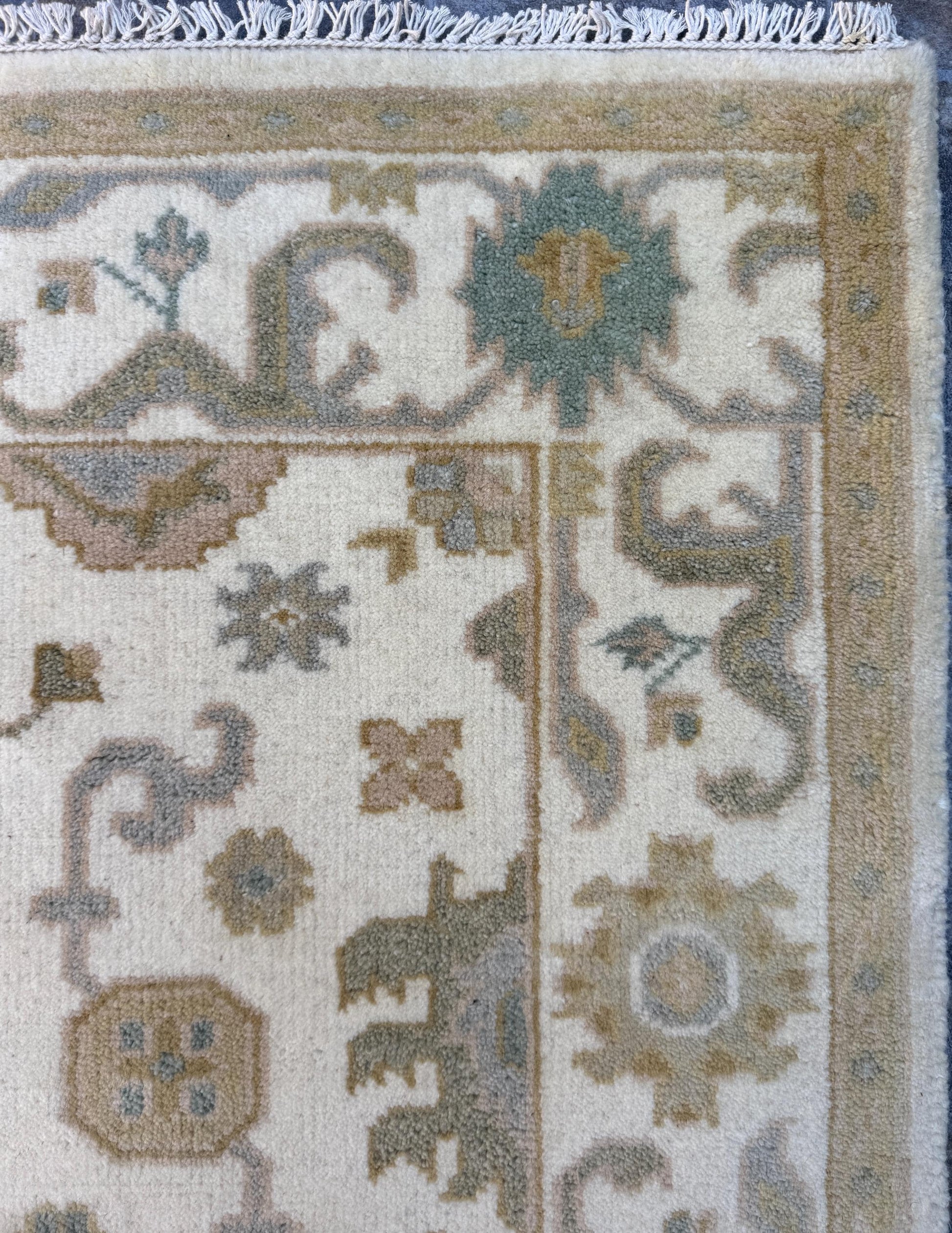 4x6 ft Handmade Ushak Rug: Modern Bohemian Wool Carpet