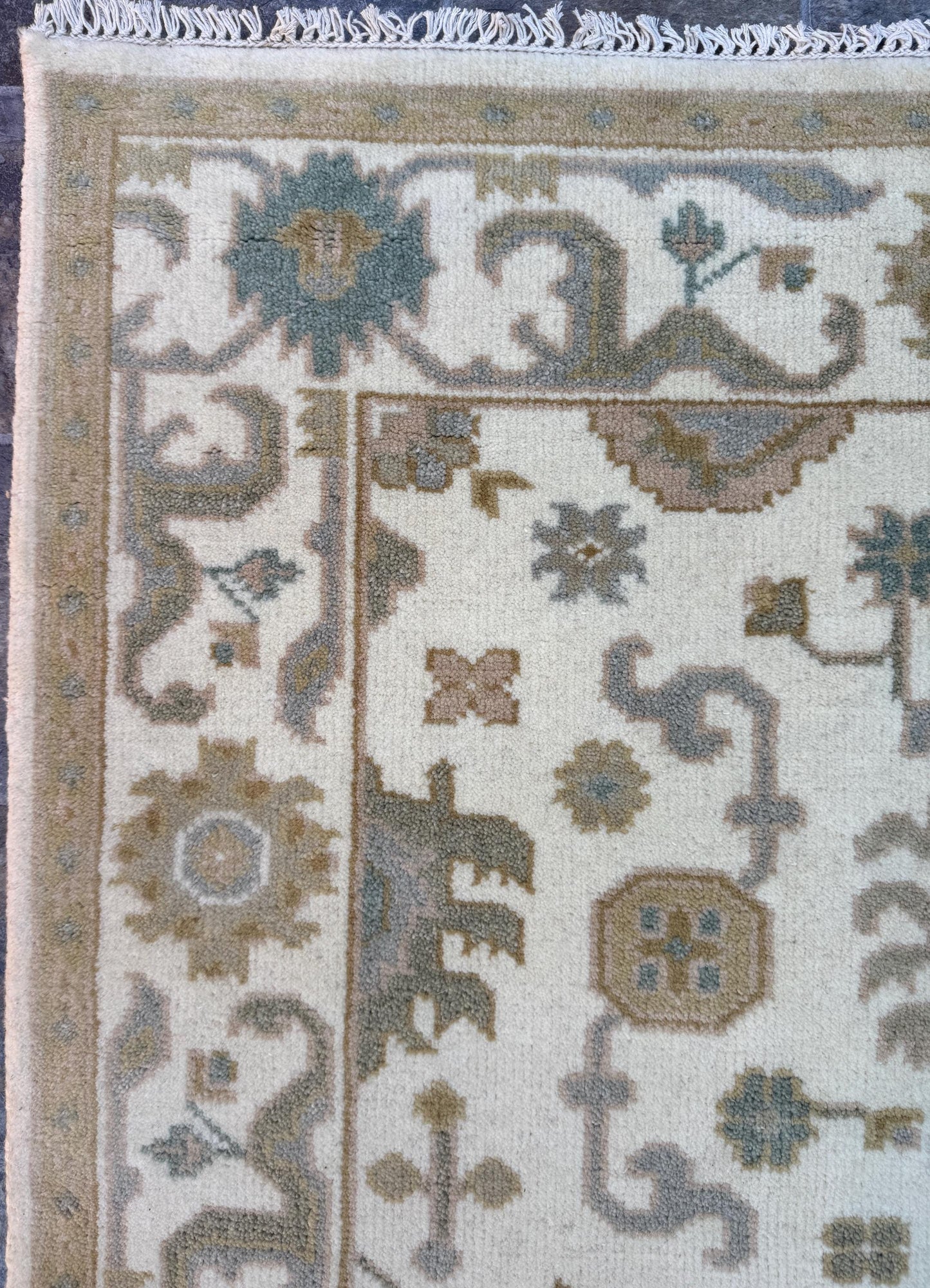 4x6 ft Handmade Ushak Rug: Modern Bohemian Wool Carpet