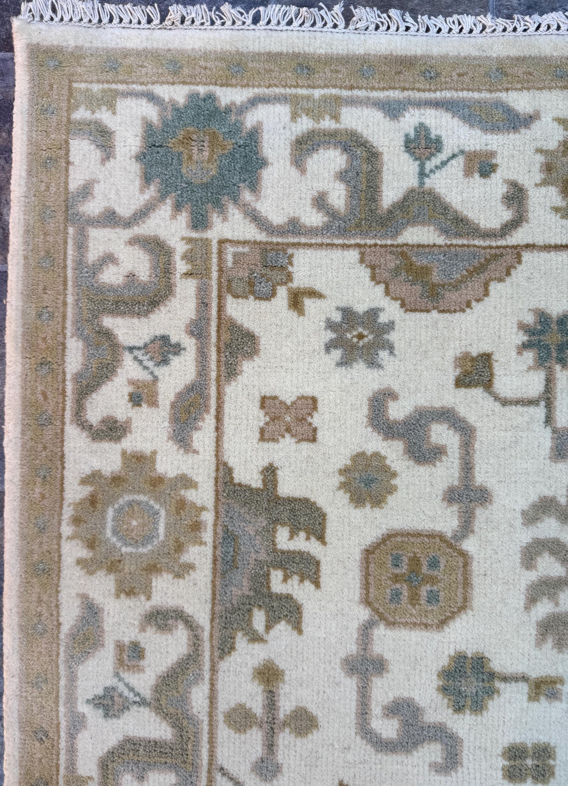 4x6 ft Handmade Ushak Rug: Modern Bohemian Wool Carpet